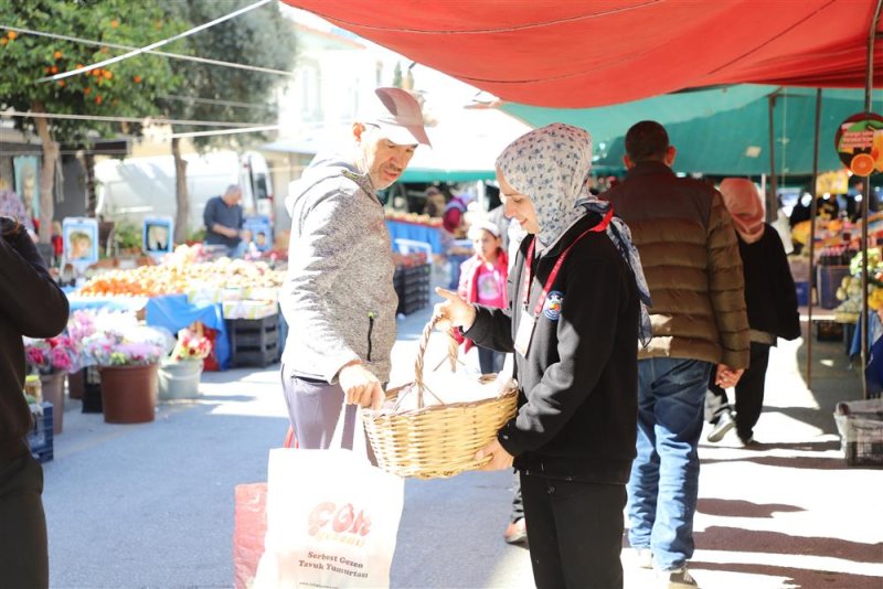 Alanya belediyesi berat kandilinde lokum dağıttı