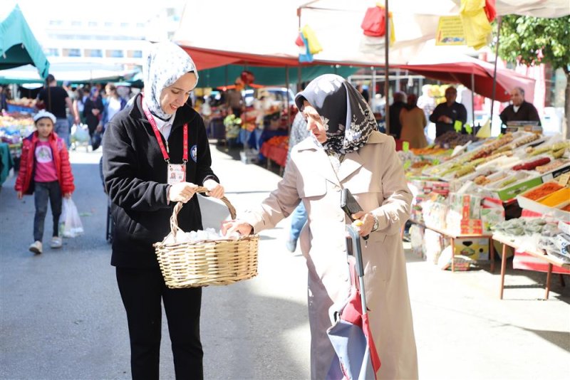 Alanya belediyesi berat kandilinde lokum dağıttı