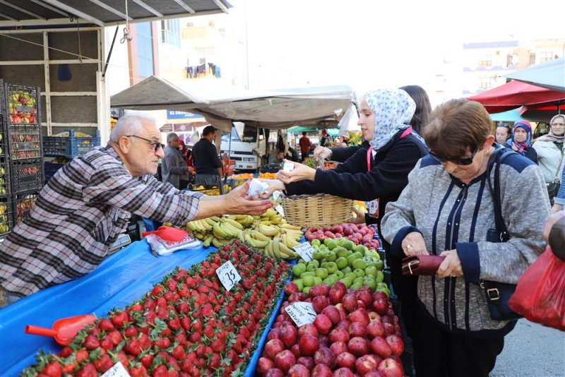 Alanya belediyesi berat kandilinde lokum dağıttı