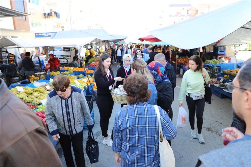 Alanya belediyesi berat kandilinde lokum dağıttı