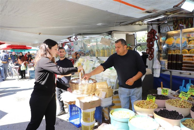 Alanya belediyesi berat kandilinde lokum dağıttı