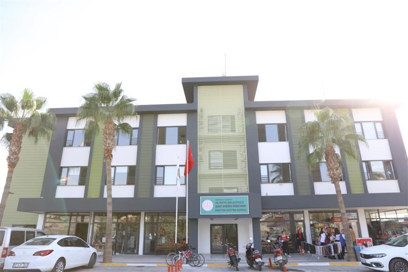 Alanya belediyesi’den üniversiteye hazırlanan depremzede öğrencilere ücretsiz etüt desteği