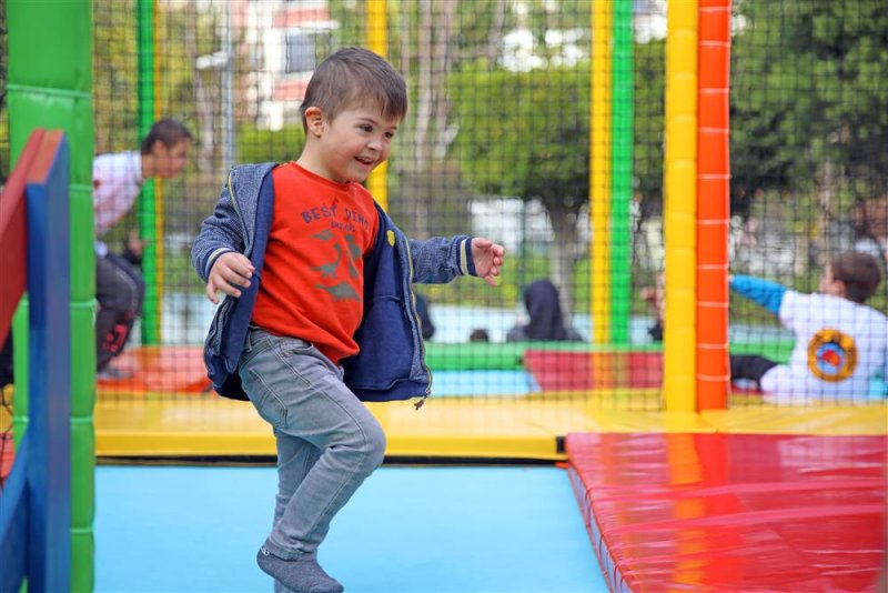 Alanya belediyesi down sendromluları balon parkta buluşturdu