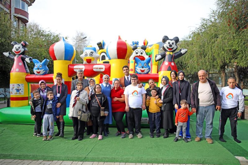 Alanya belediyesi down sendromluları balon parkta buluşturdu