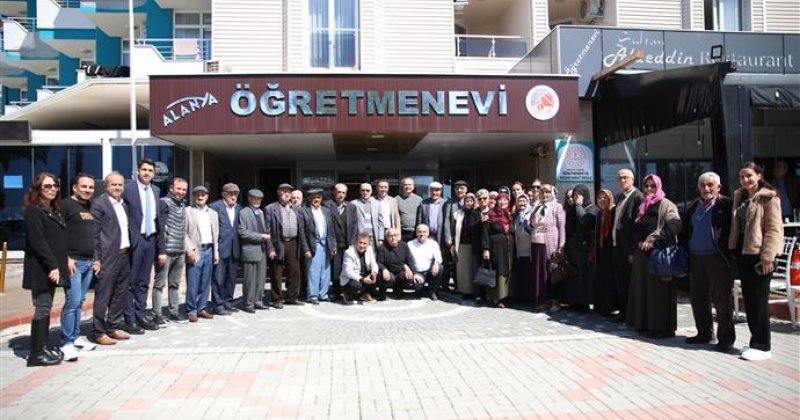 Alanya belediyesi yaşlıları yemekte ağırladı