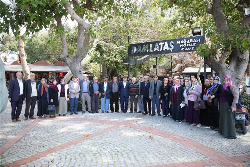 Alanya belediyesi yaşlıları yemekte ağırladı