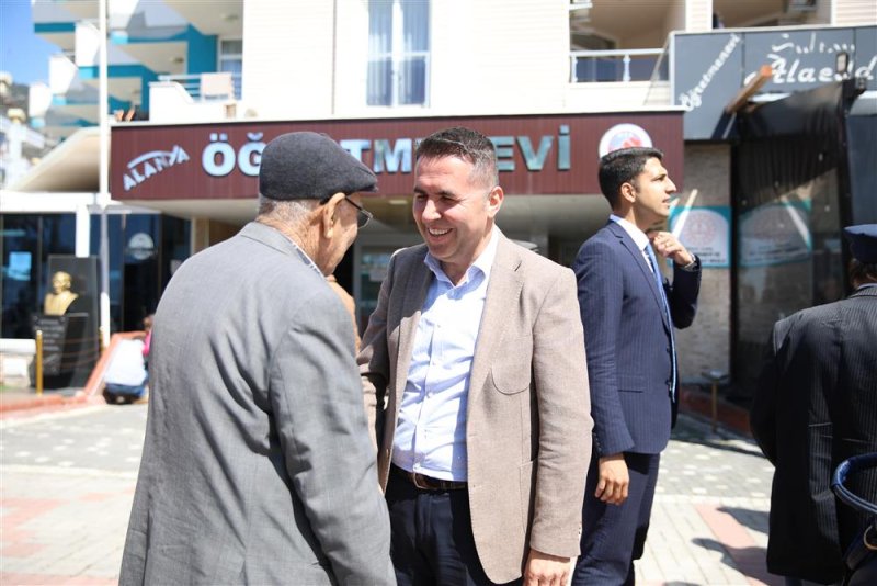 Alanya belediyesi yaşlıları yemekte ağırladı