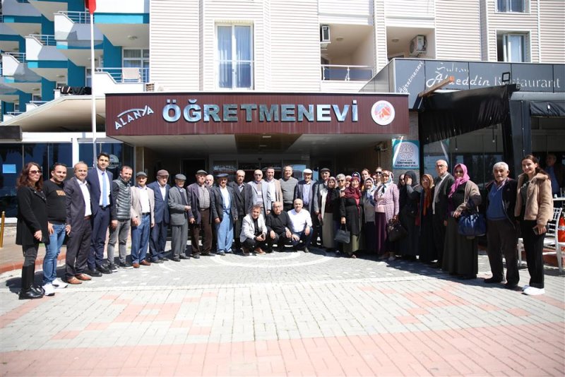 Alanya belediyesi yaşlıları yemekte ağırladı