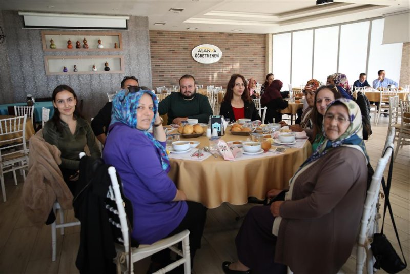 Alanya belediyesi yaşlıları yemekte ağırladı
