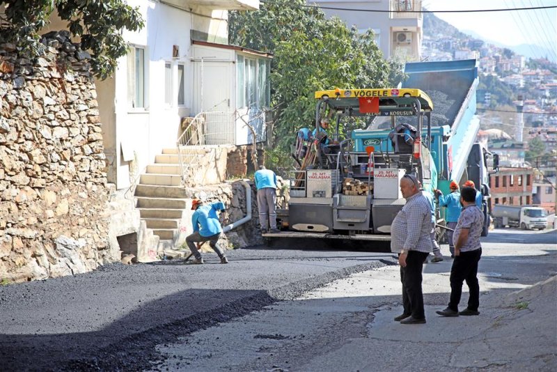 Alanya yenileniyor  asfalt yenileme çalışmaları sugözü mahallesi kütürüp caddesi’nde devam ediyor