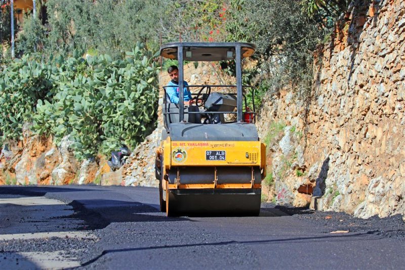 Alanya yenileniyor  asfalt yenileme çalışmaları sugözü mahallesi kütürüp caddesi’nde devam ediyor