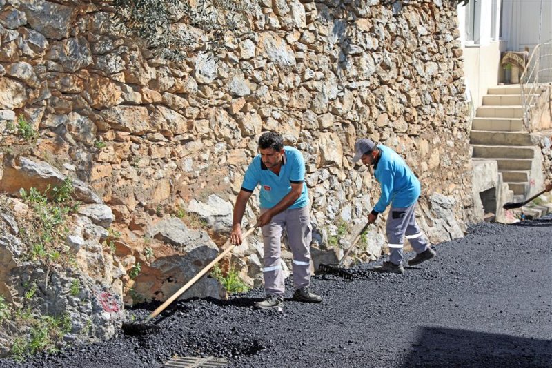 Alanya yenileniyor  asfalt yenileme çalışmaları sugözü mahallesi kütürüp caddesi’nde devam ediyor