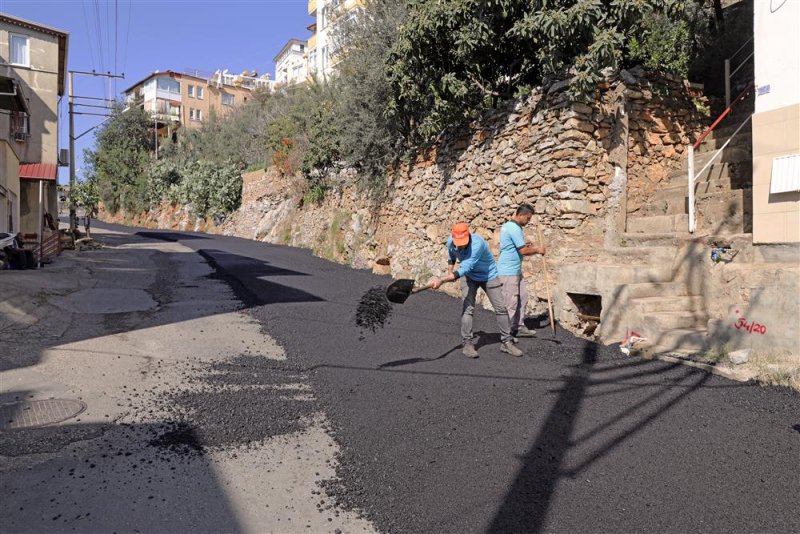 Alanya yenileniyor  asfalt yenileme çalışmaları sugözü mahallesi kütürüp caddesi’nde devam ediyor