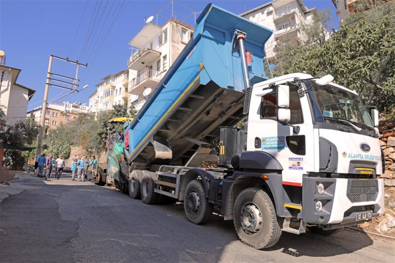 Alanya yenileniyor  asfalt yenileme çalışmaları sugözü mahallesi kütürüp caddesi’nde devam ediyor