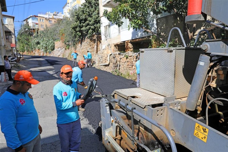 Alanya yenileniyor  asfalt yenileme çalışmaları sugözü mahallesi kütürüp caddesi’nde devam ediyor