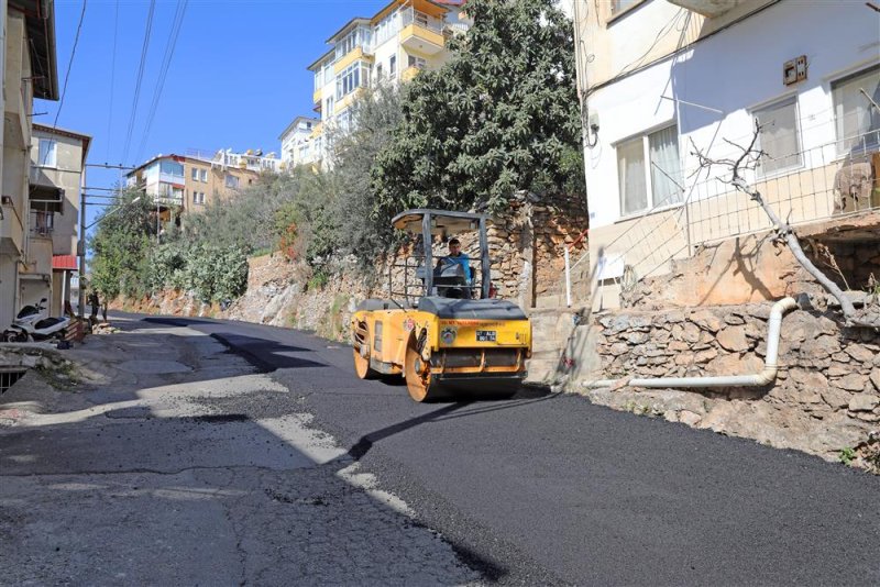 Alanya yenileniyor  asfalt yenileme çalışmaları sugözü mahallesi kütürüp caddesi’nde devam ediyor