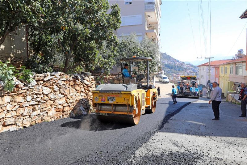 Alanya yenileniyor  asfalt yenileme çalışmaları sugözü mahallesi kütürüp caddesi’nde devam ediyor