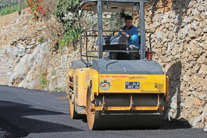 Alanya yenileniyor  asfalt yenileme çalışmaları sugözü mahallesi kütürüp caddesi’nde devam ediyor