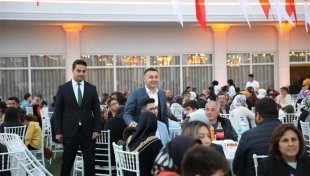 Başkan yücel alanya belediye personeli ile iftarda buluştu