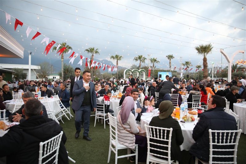 Başkan yücel alanya belediye personeli ile iftarda buluştu