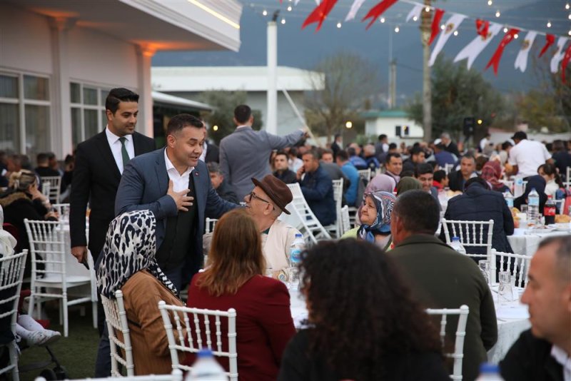 Başkan yücel alanya belediye personeli ile iftarda buluştu