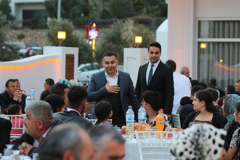 Başkan yücel alanya belediye personeli ile iftarda buluştu