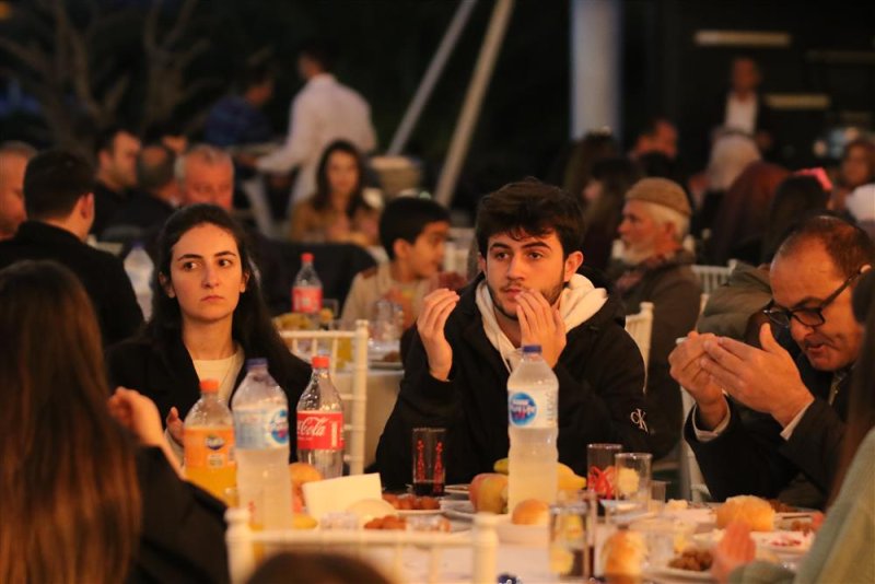 Başkan yücel alanya belediye personeli ile iftarda buluştu