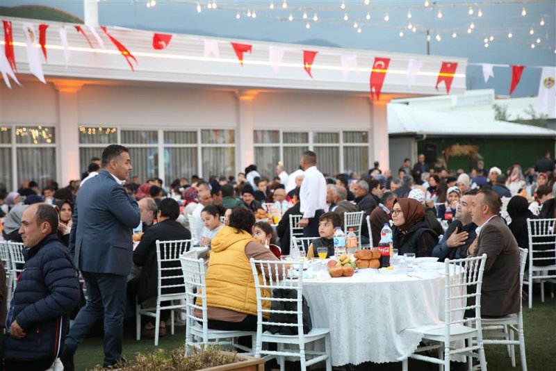 Başkan yücel alanya belediye personeli ile iftarda buluştu