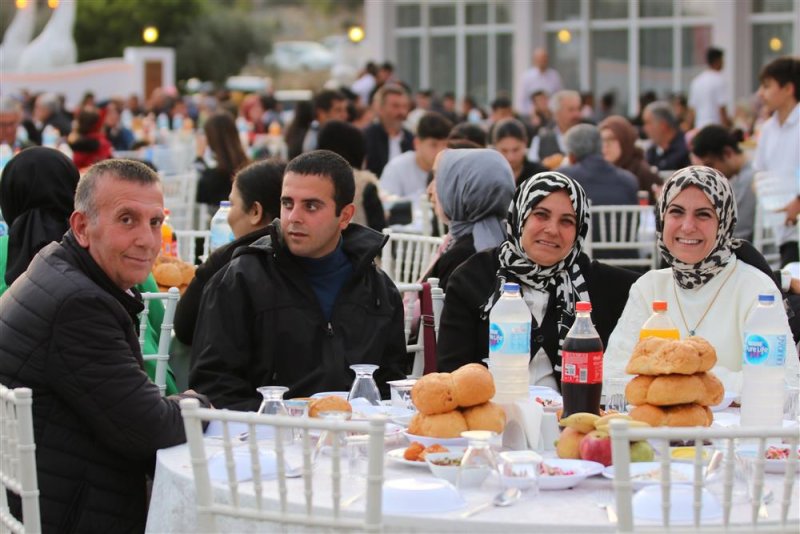 Başkan yücel alanya belediye personeli ile iftarda buluştu