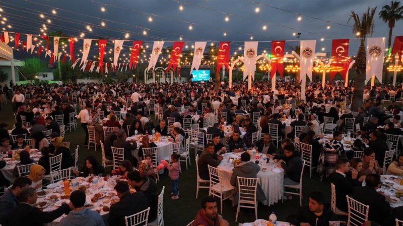 Başkan yücel alanya belediye personeli ile iftarda buluştu