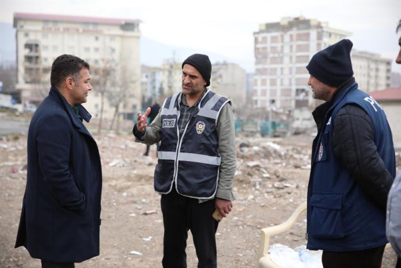 Başkan yücel’in deprem bölgesinde ziyaretleri sürüyor