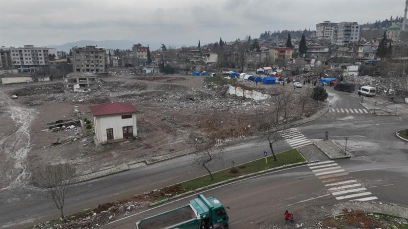 Başkan yücel’in deprem bölgesinde ziyaretleri sürüyor