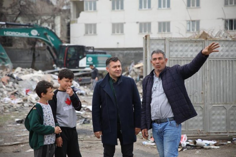 Başkan yücel’in deprem bölgesinde ziyaretleri sürüyor