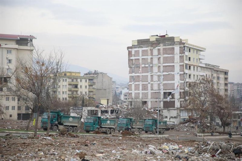 Başkan yücel’in deprem bölgesinde ziyaretleri sürüyor