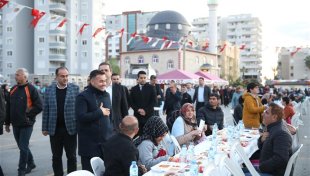 Başkan yücel mahmutlarlılarla iftar sofrasında buluştu