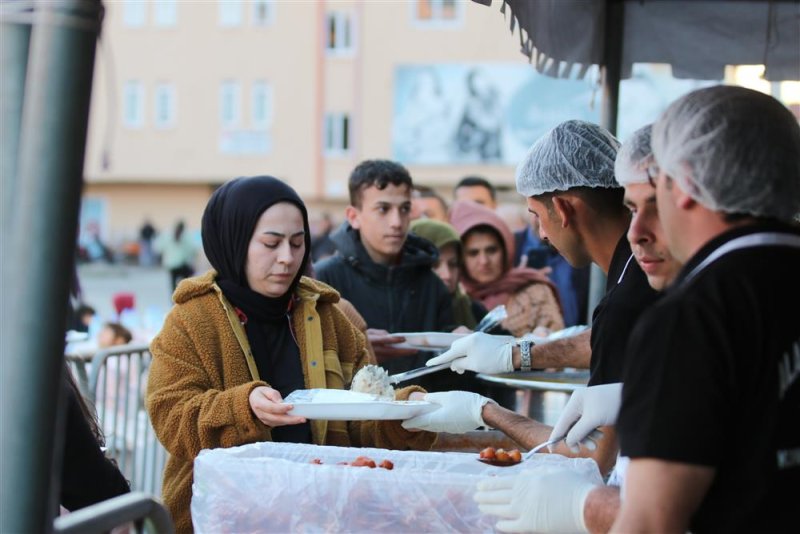 Başkan yücel mahmutlarlılarla iftar sofrasında buluştu