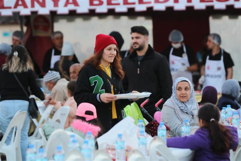 Başkan yücel mahmutlarlılarla iftar sofrasında buluştu