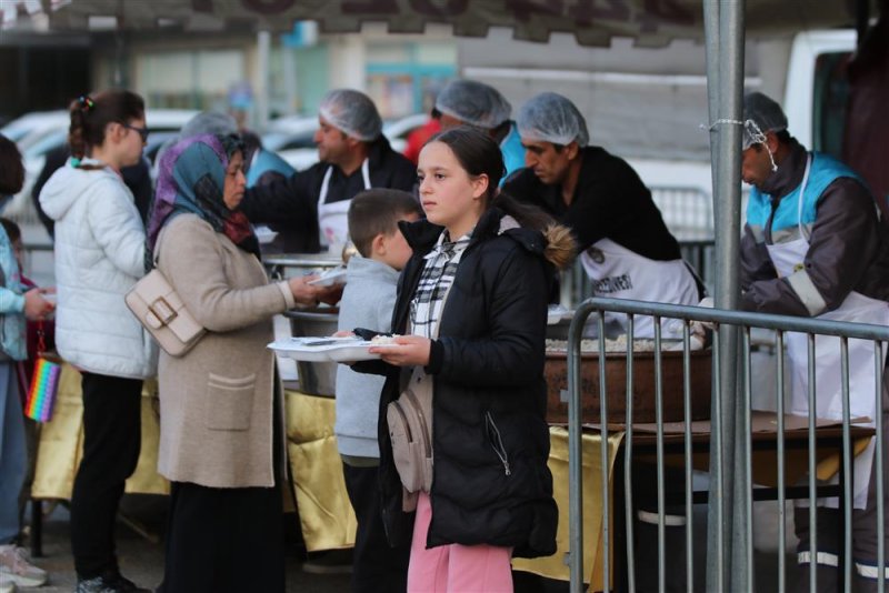 Başkan yücel mahmutlarlılarla iftar sofrasında buluştu