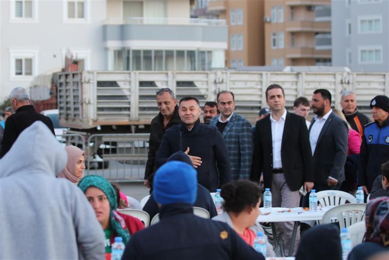 Başkan yücel mahmutlarlılarla iftar sofrasında buluştu