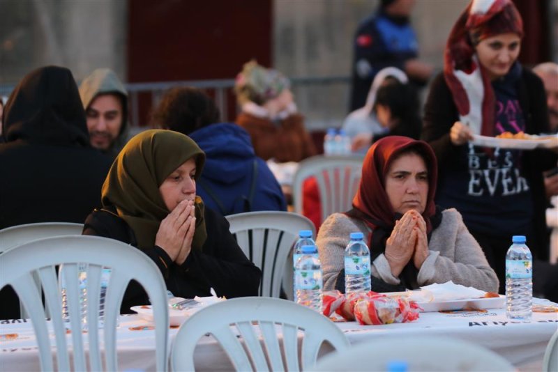 Başkan yücel mahmutlarlılarla iftar sofrasında buluştu