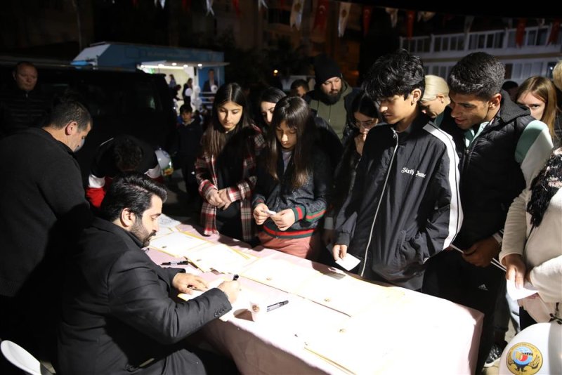 Başkan yücel mahmutlarlılarla iftar sofrasında buluştu