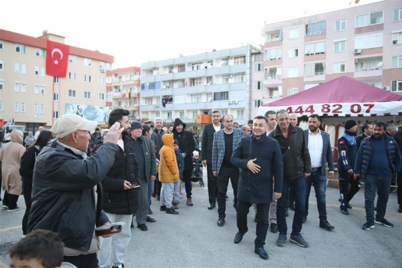 Başkan yücel mahmutlarlılarla iftar sofrasında buluştu