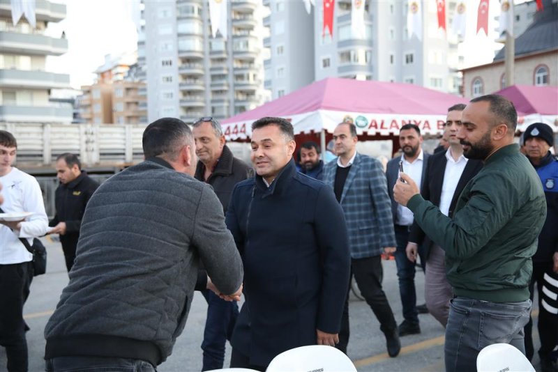 Başkan yücel mahmutlarlılarla iftar sofrasında buluştu