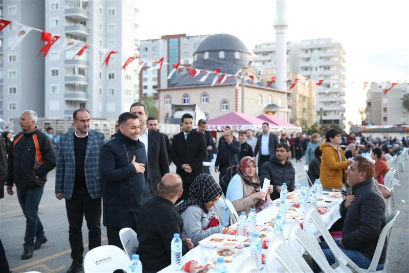 Başkan yücel mahmutlarlılarla iftar sofrasında buluştu