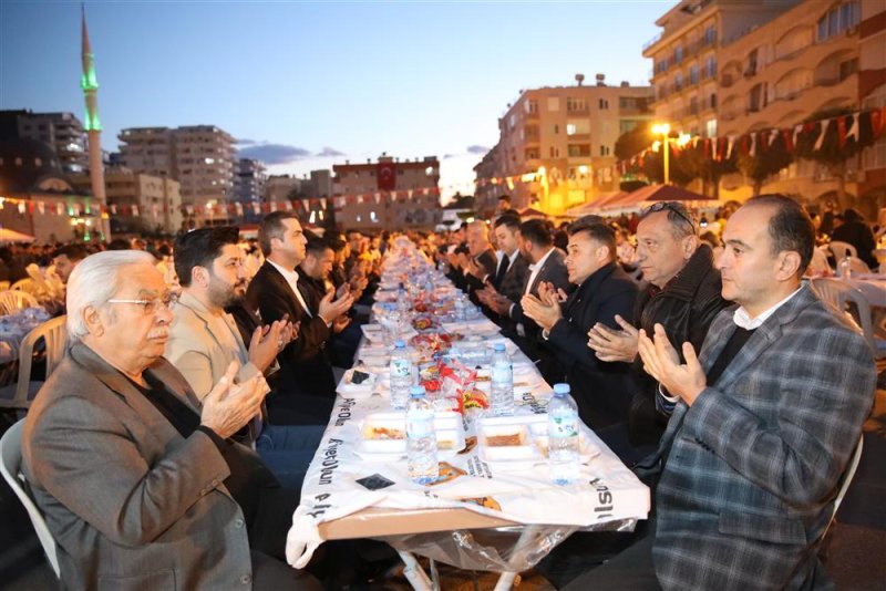 Başkan yücel mahmutlarlılarla iftar sofrasında buluştu