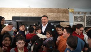 Başkan yücel öğrencilerle buluştu öğrencilere sıfır atığın önemini anlattı