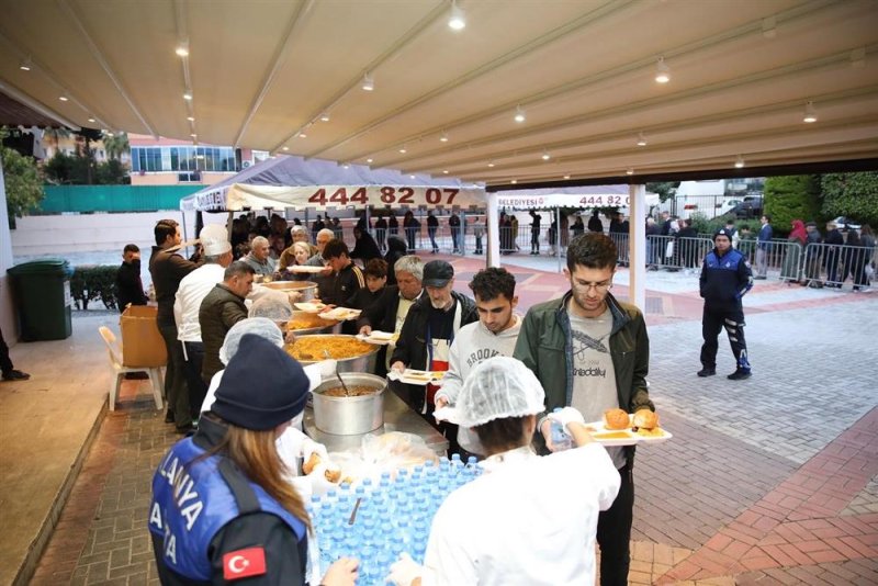 Başkan yücel orucunu eşgilik’te vatandaşlarla açtı