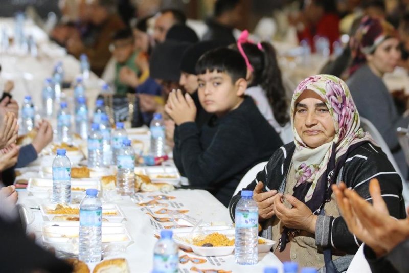 Başkan yücel orucunu eşgilik’te vatandaşlarla açtı