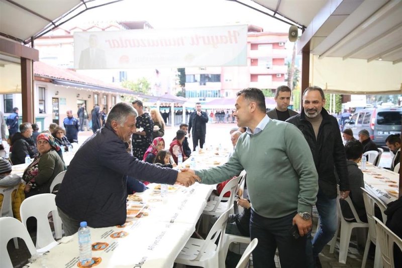 Başkan yücel orucunu eşgilik’te vatandaşlarla açtı