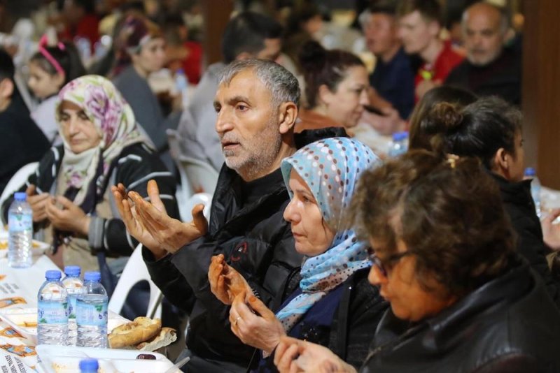 Başkan yücel orucunu eşgilik’te vatandaşlarla açtı